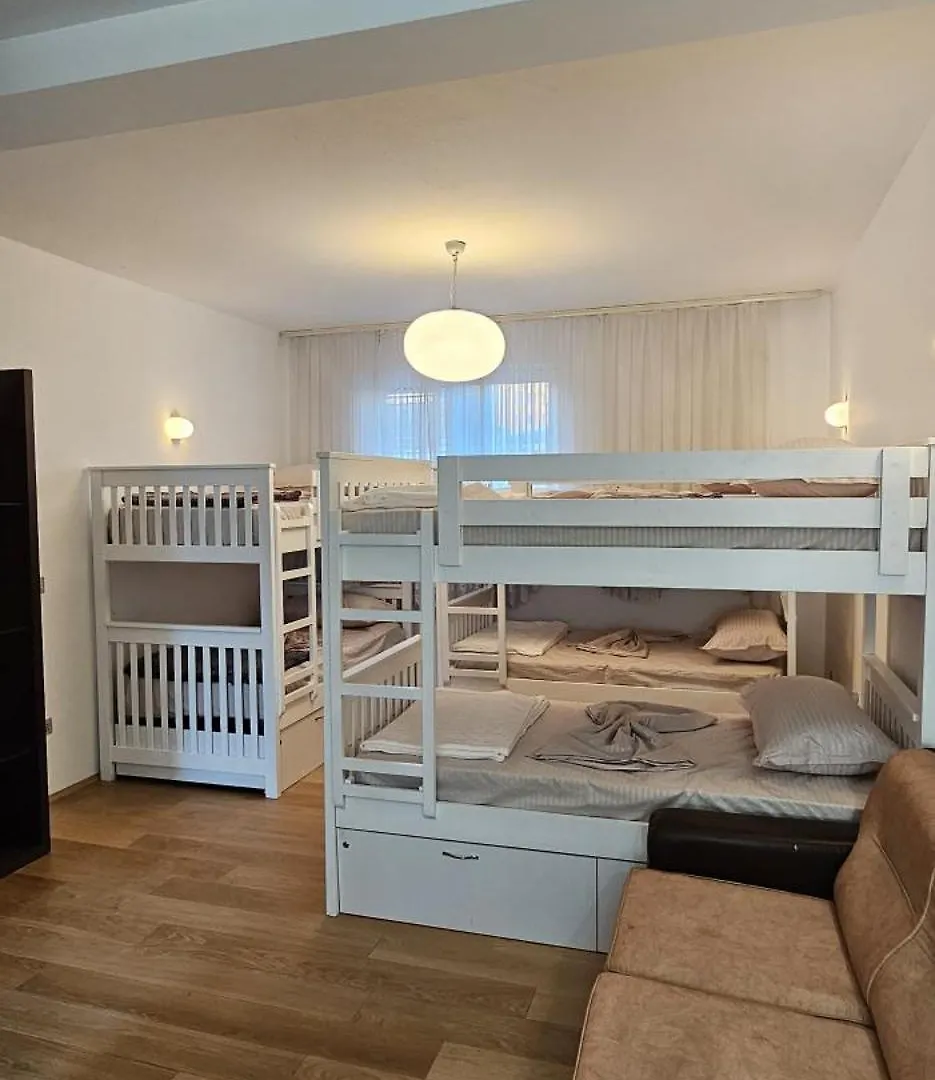 Ihostel تيرانا